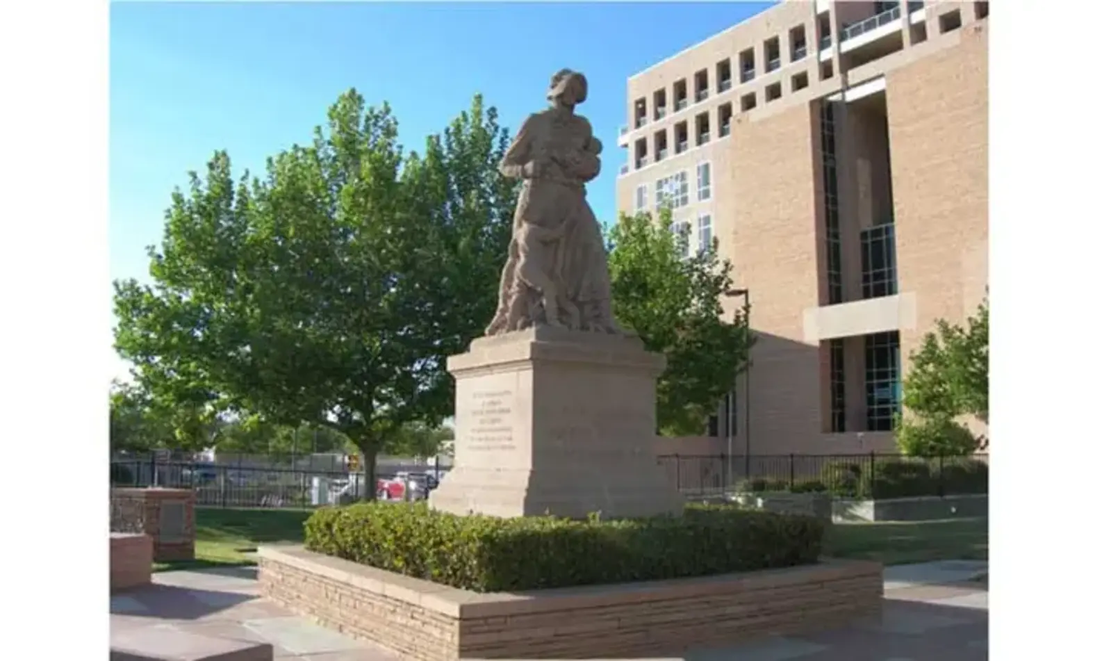Madonna on the Trail Statue / Jimmy Emerson, DVM / Flickr
