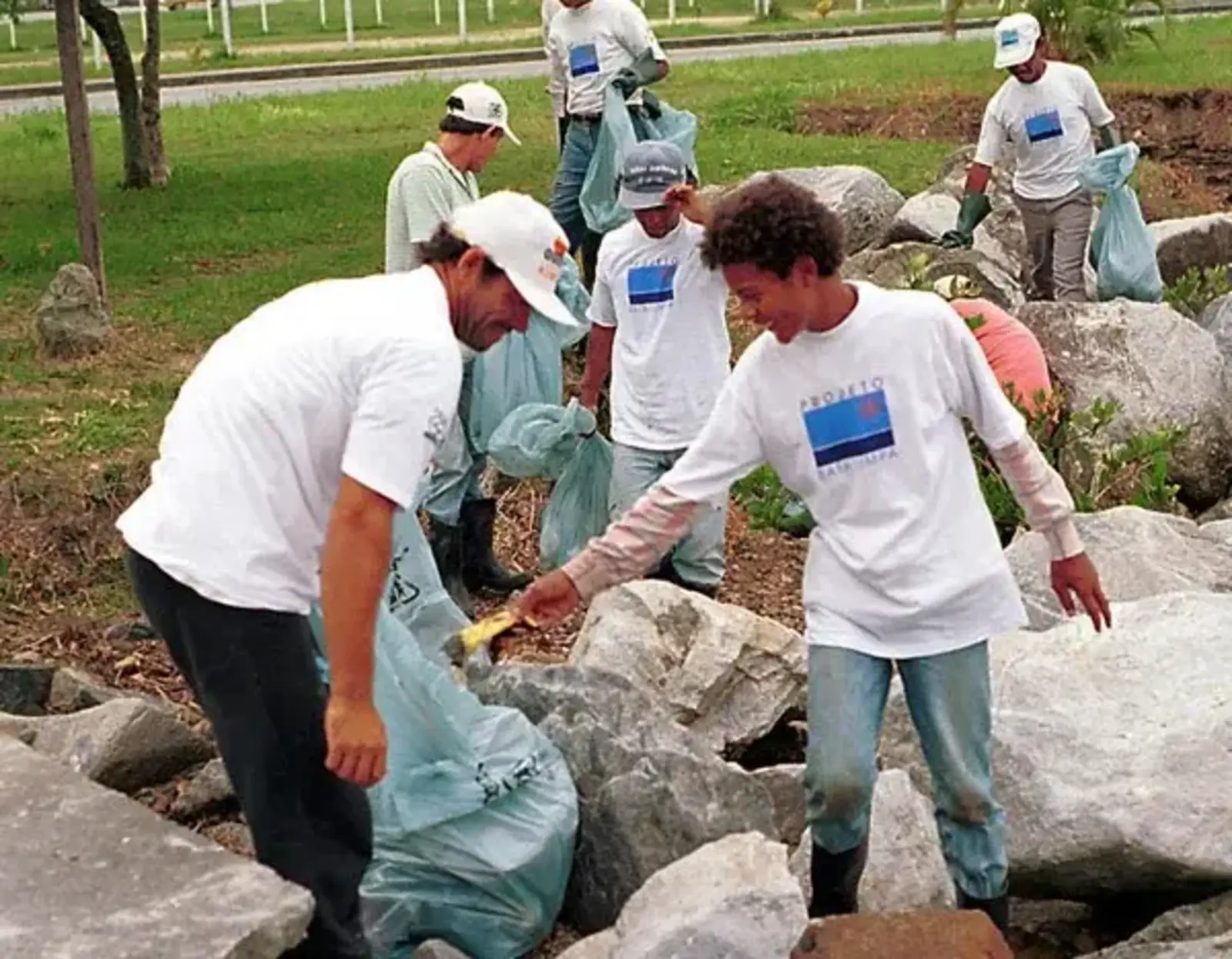 Fisherman onshore collecting garbage. Image credit: Jaime Lerner Associated Architects